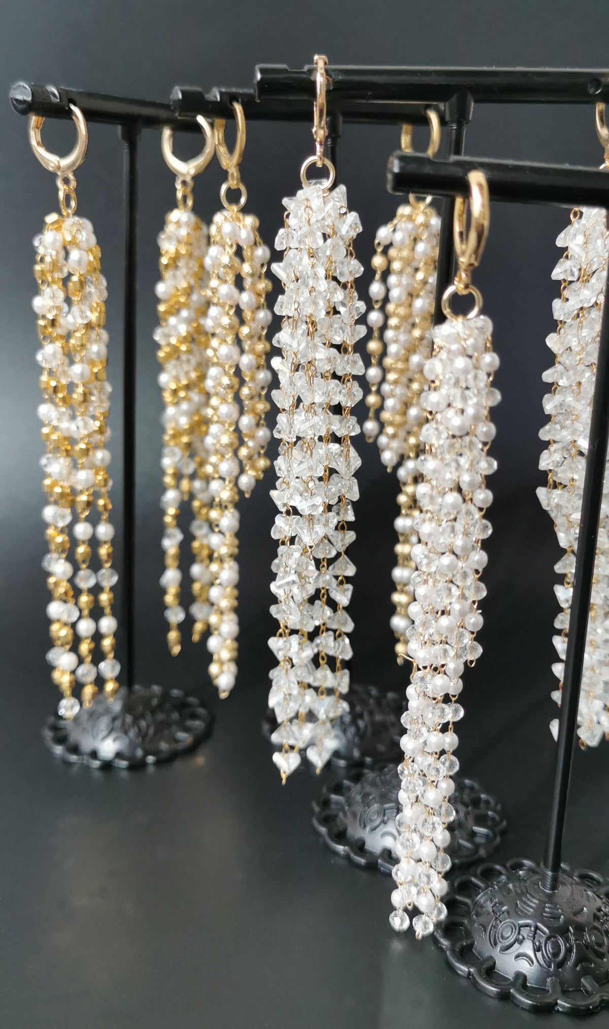 Long earrings, pearls and gold 