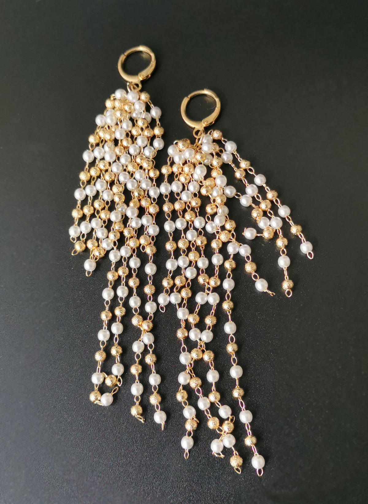 Long earrings, pearls and gold 